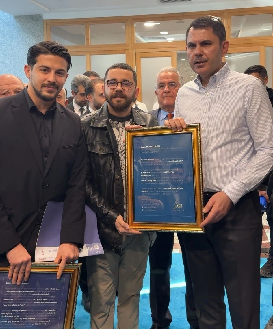 Bakan Kurum’a fuar davetiyesi takdim edildi
