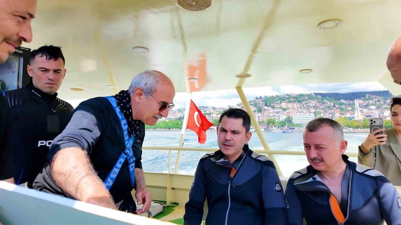 Bakan Kurum, dip &ccedil;amuru temizliği yapılan İzmit K&ouml;rfezi&rsquo;ne daldı
