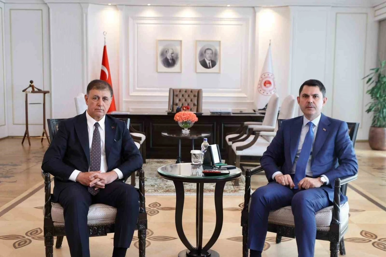 Bakan Kurum, İzmir B&uuml;y&uuml;kşehir Belediye Başkanı Tugay&rsquo;ı kabul etti
