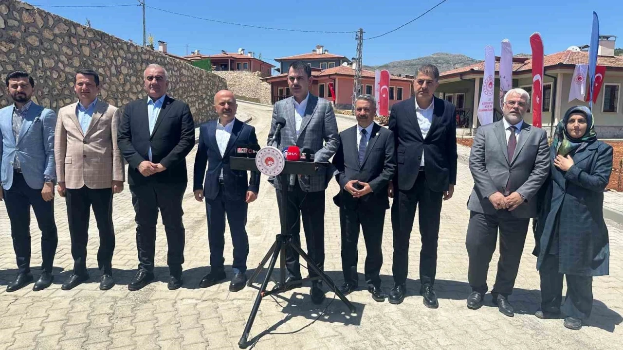 Bakan Kurum, köy evlerine yerleşen depremzedeleri ziyaret etti
