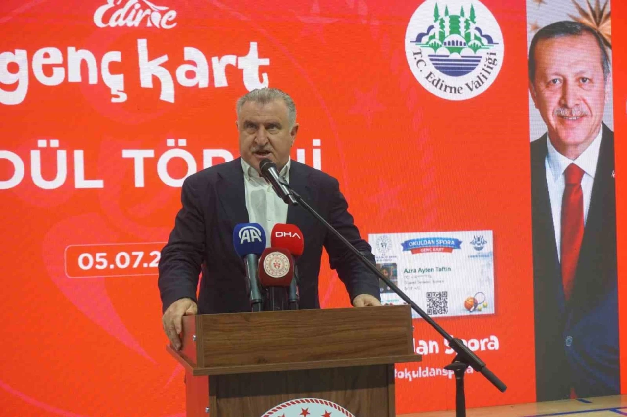 Bakan Osman Aşkın Bak: "En b&uuml;y&uuml;k hedefimiz gen&ccedil;leri spora y&ouml;nlendirerek k&ouml;t&uuml; alışkanlıklardan uzak tutmak"
