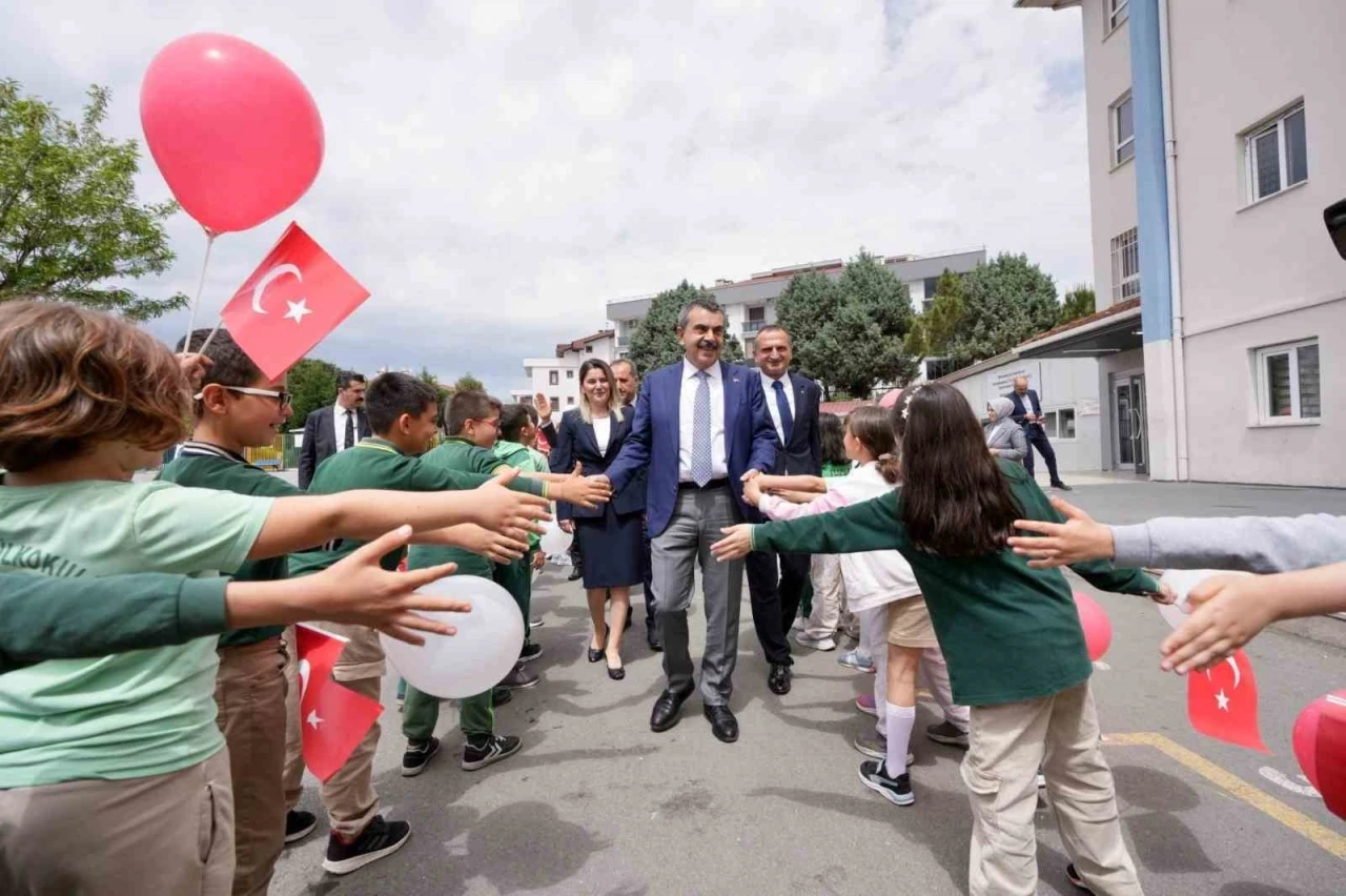 Bakan Tekin Atatürk İlkokulu’nu ziyaret etti, bayrak törenine katıldı
