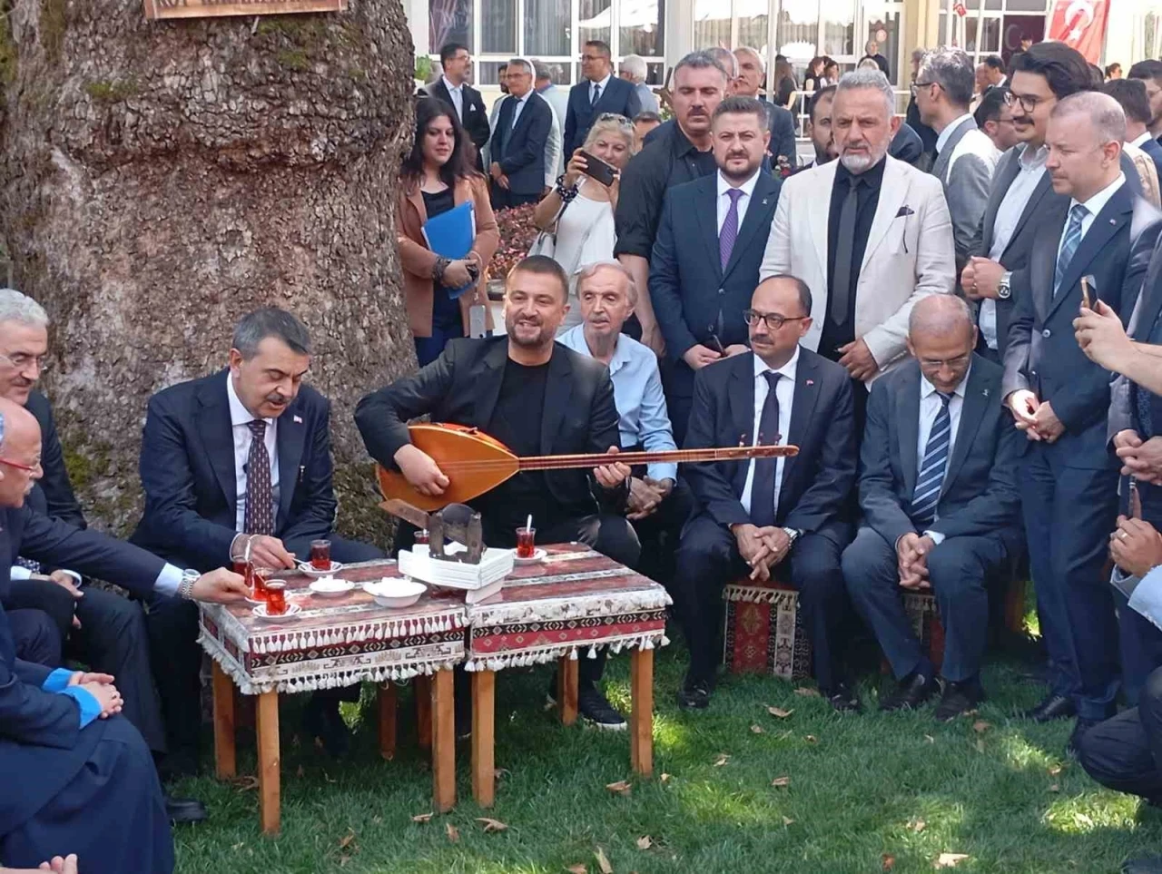Bakan Tekin Bursa&rsquo;da &ccedil;ınar altında t&uuml;rk&uuml; s&ouml;yledi, Anadolu peynirlerini tattı
