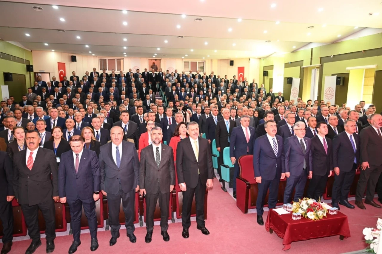 Bakan Tekin: &quot;Biz büyük bir camiayız&quot;

