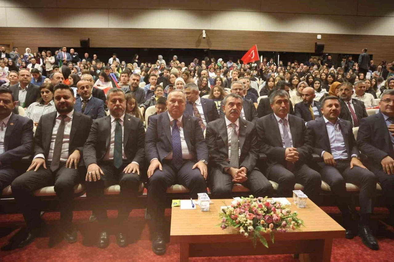 Bakan Tekin: &quot;Gençlerimize vatan sevgisini sanatla göstermek istiyoruz&quot;
