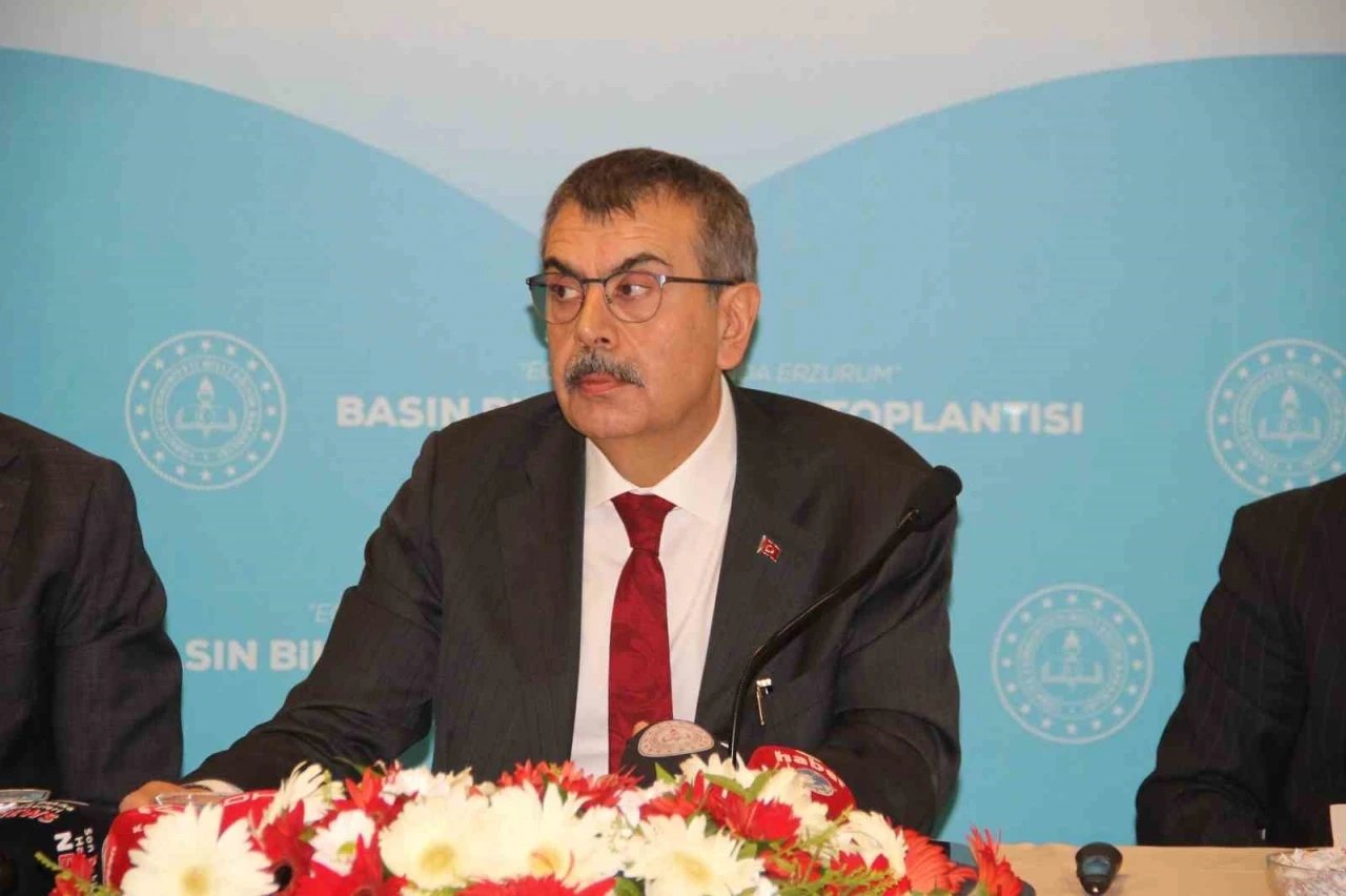 Bakan Tekin: "Hedefimiz 19 Ağustos&rsquo;ta kazmanın vurulmasını sağlayacak takvimi hayata ge&ccedil;irmek"
