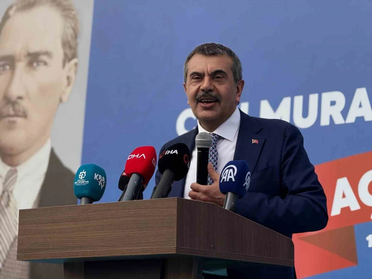 Bakan Tekin: &quot;Okulumuzun 14-15 dönüm arazi içerisinde 10 metrekare payı olduğu için dava açan belediye başkanları var&quot;
