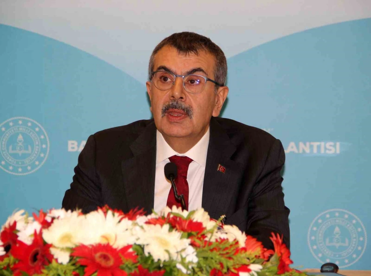 Bakan Tekin: "&Ouml;zel okullarda &ouml;ğretmenlerin ortalama maaşı 40 bin lira"
