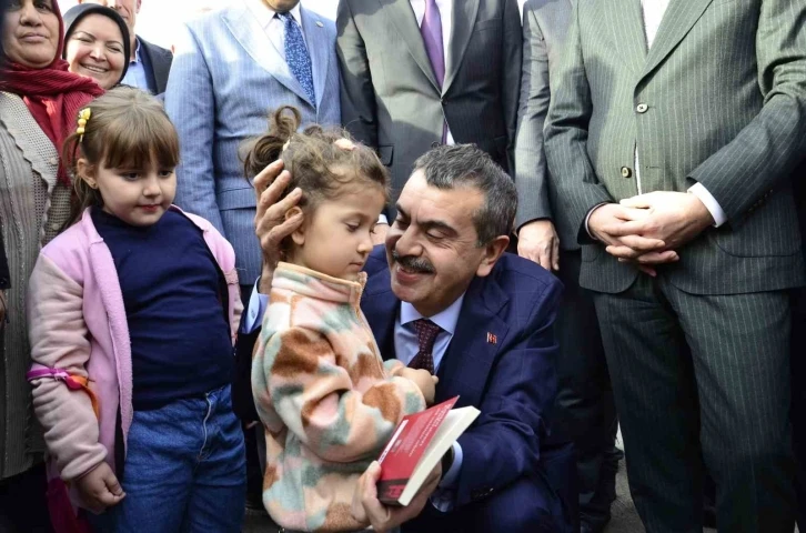 Bakan Tekin: "Tatilde &ccedil;ocuklarımızın yanında dijital bağımlılıklarımızdan vazge&ccedil;elim, onlarla vakit ge&ccedil;irelim"
