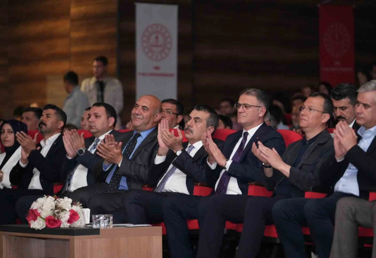 Bakan Tekin, Van’da Maarif Orkestrası ve Halk Dansları Topluluğu’nun gösterisini izledi
