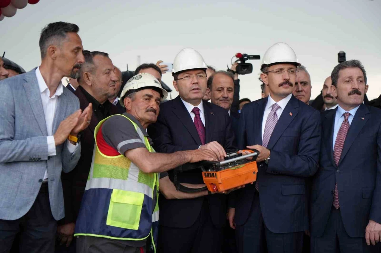 Bakan Tunç: &quot;Yapay zekayla işimizi daha da kolaylaştıracak projeleri önümüzdeki günlerde milletimizle paylaşacağız&quot;
