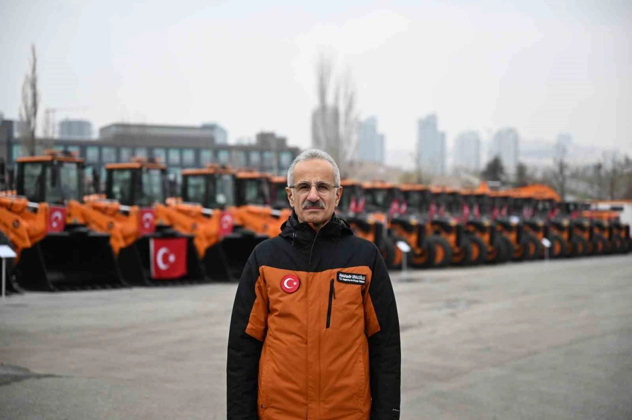 Bakan Uraloğlu: Karla mücadele için 18 bin 407 personel ve 14 bin 263 araç görev başında&quot;
