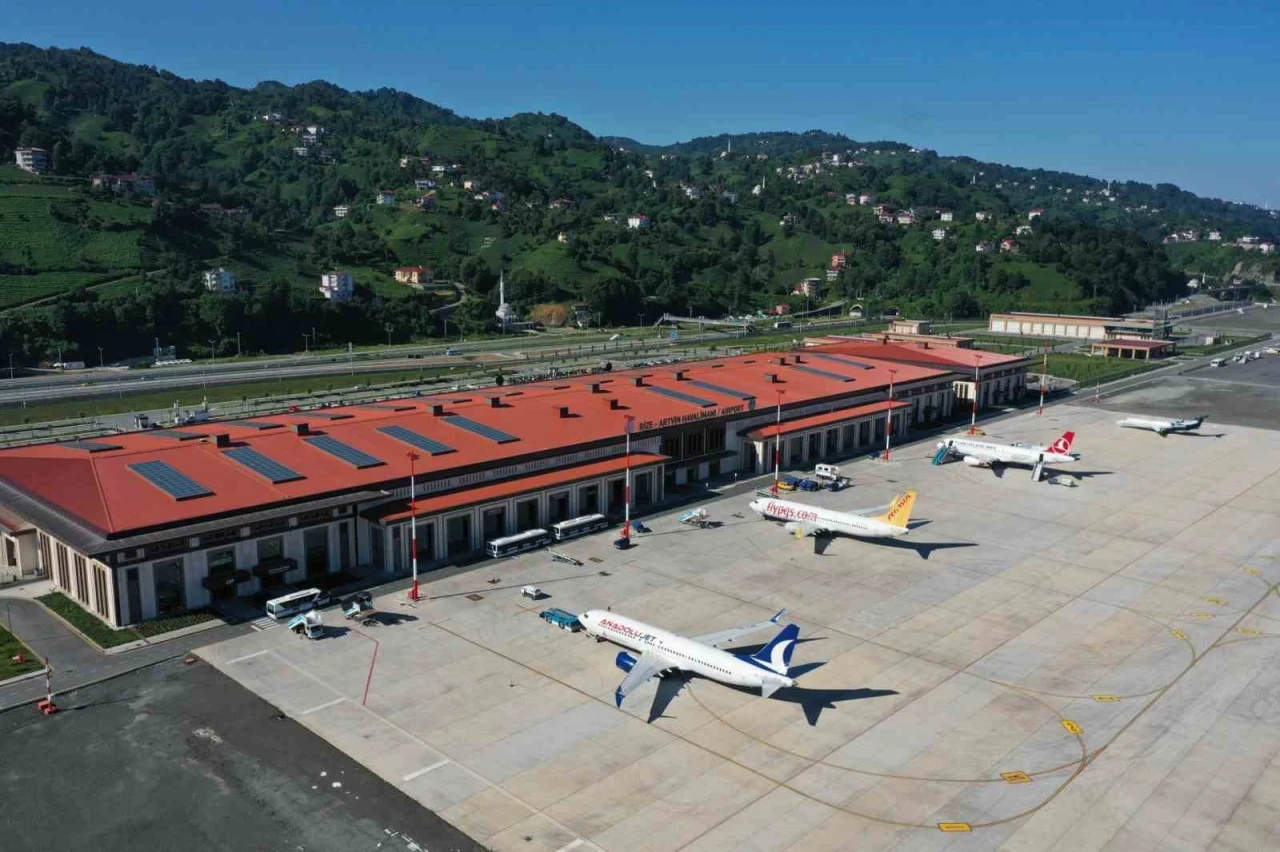 Bakan Uraloğlu: "12 aylık d&ouml;nemde &uuml;st ge&ccedil;işler ile birlikte toplam 2 milyon 507 bin 399 u&ccedil;ak trafiğine ulaştık"
