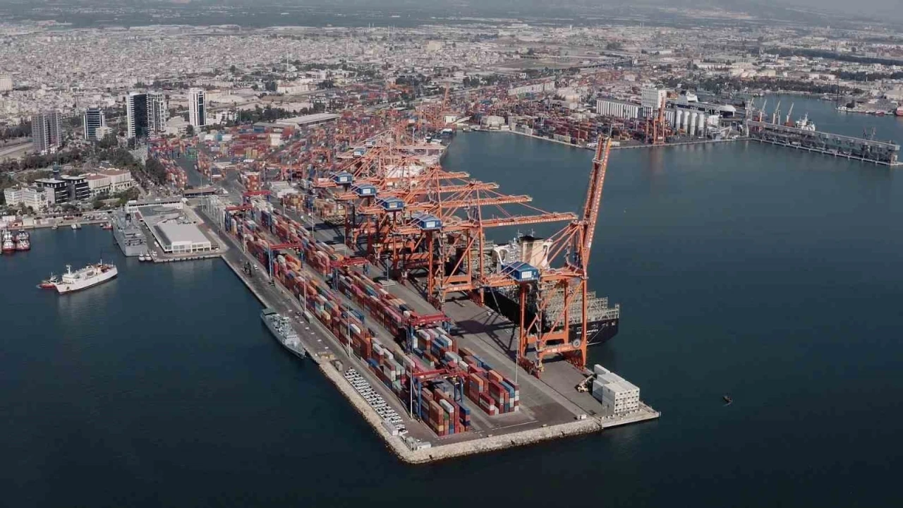 Bakan Uraloğlu: "Aralık ayında 49,8 milyon ton y&uuml;k elle&ccedil;lendi"
