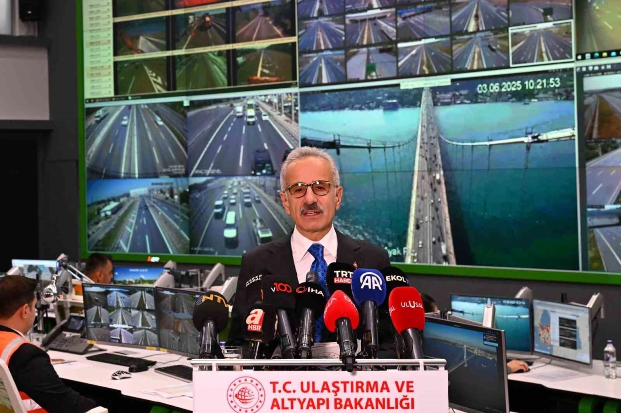 Bakan Uraloğlu: &quot;Bayram süresince devlet ve il yollarından oluşan 68 bin 620 kilometrelik yol ağımızda 7/24 görev başında kalacağız&quot;

