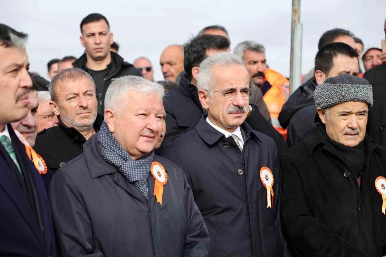 Bakan Uraloğlu: "B&ouml;l&uuml;nm&uuml;ş yol ağını 30 bin kilometrenin &uuml;zerine &ccedil;ıkarmanın gururunu yaşıyoruz"
