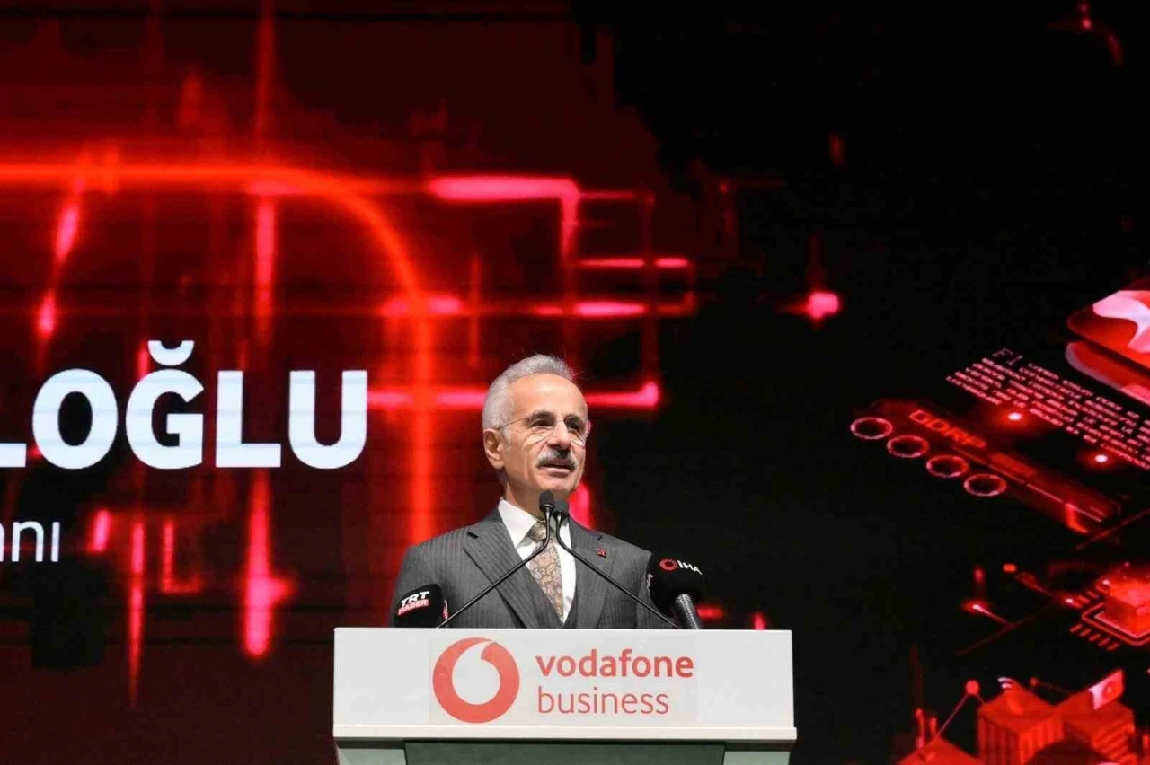 Bakan Uraloğlu: "Fiber optik ağ altyapımız, 657 bin kilometre"
