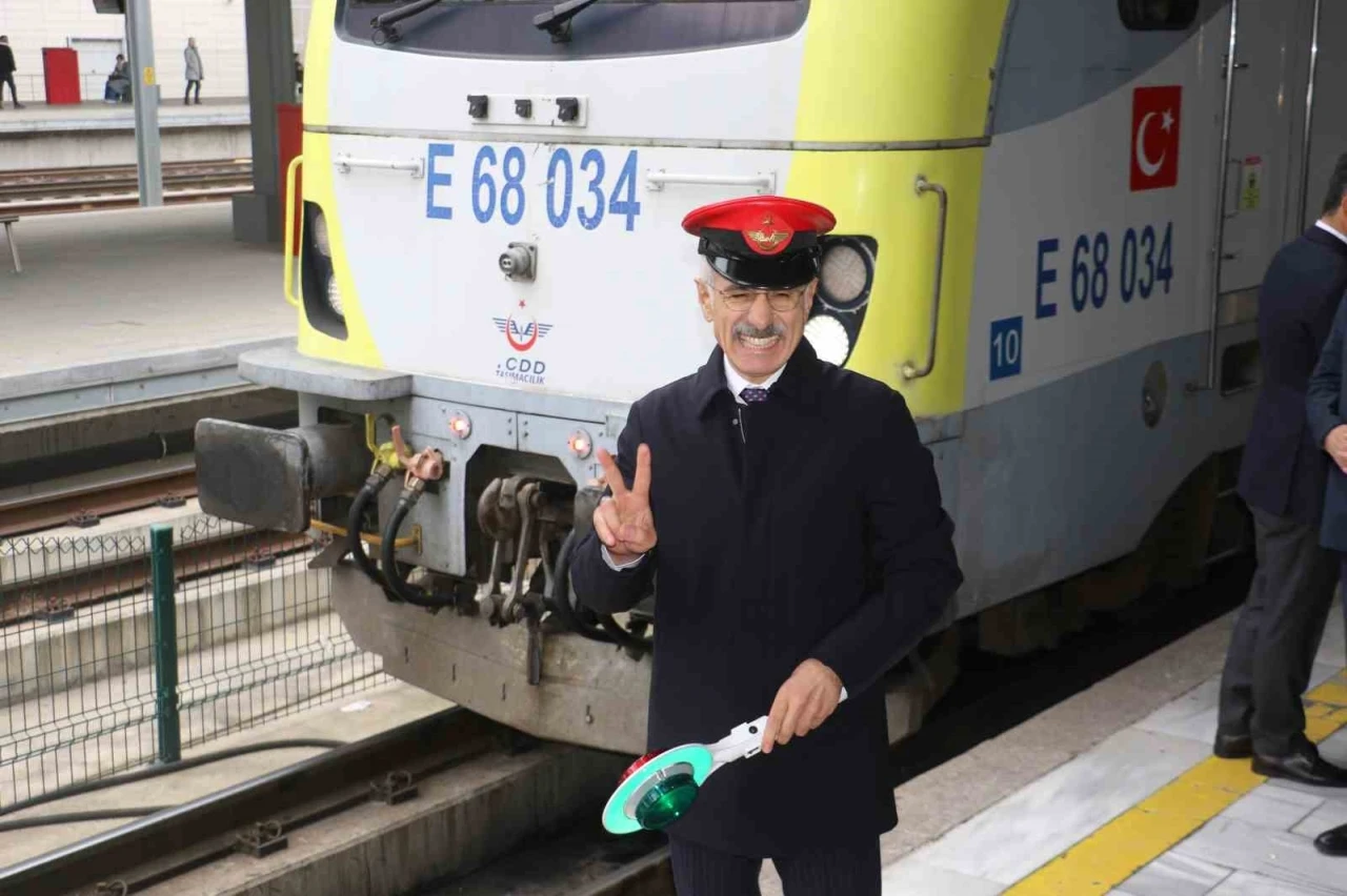 Bakan Uraloğlu: "Turistik Doğu Ekspresi&rsquo;nin yeni sezonunda 10 bin 800 seyahat tutkununa Anadolu&rsquo;nun b&uuml;y&uuml;s&uuml;n&uuml; yaşatacağız"
