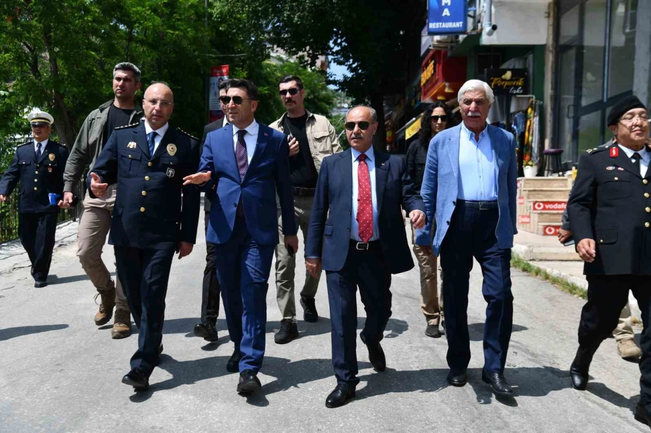 Bakan Yardımcısı Aktaş ve Vali Aygöl, vatandaşlarla bayramlaştı

