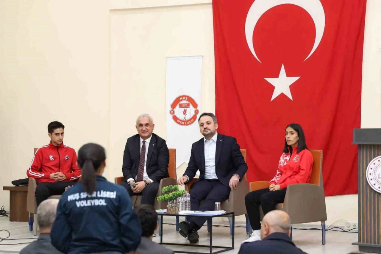 Bakan Yardımcısı Eminoğlu, Muş&rsquo;ta sporun geleceğini gen&ccedil;lerle konuştu
