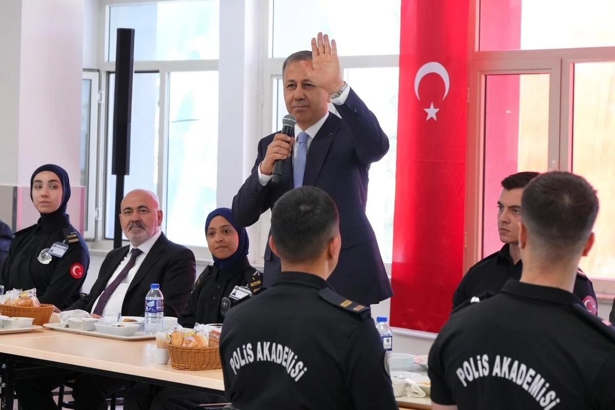 Bakan Yerlikaya, Polis Akademisinde öğrencilerle bir araya geldi
