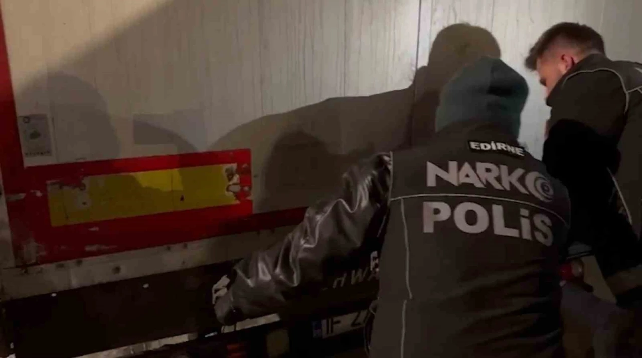 Bakan Yerlikaya: "220,7 kilogram kokain ve 69 kilogram skunk ele ge&ccedil;irildi"
