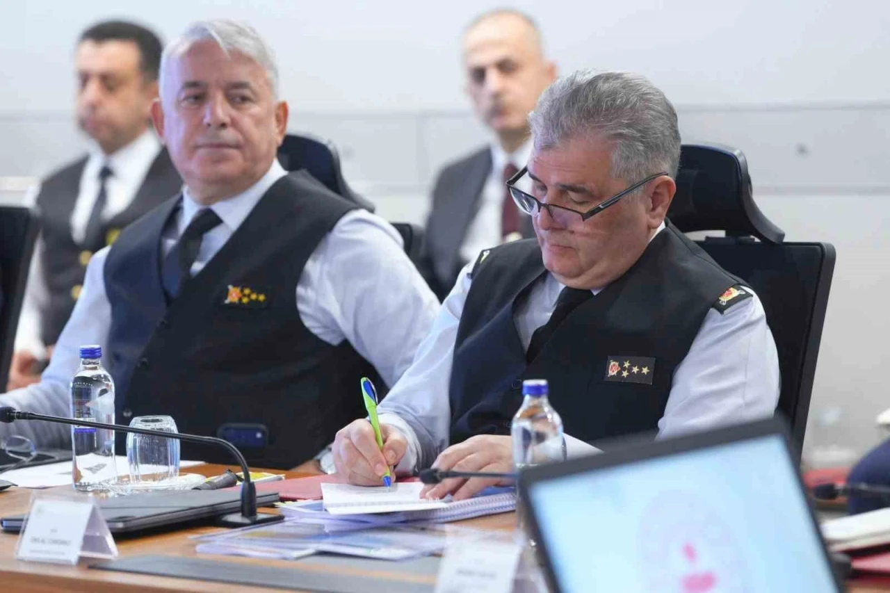 Bakan Yerlikaya: "Yeni yıl tedbirlerine ilişkin hazırlık ve koordinasyon toplantımızı ger&ccedil;ekleştirdik"
