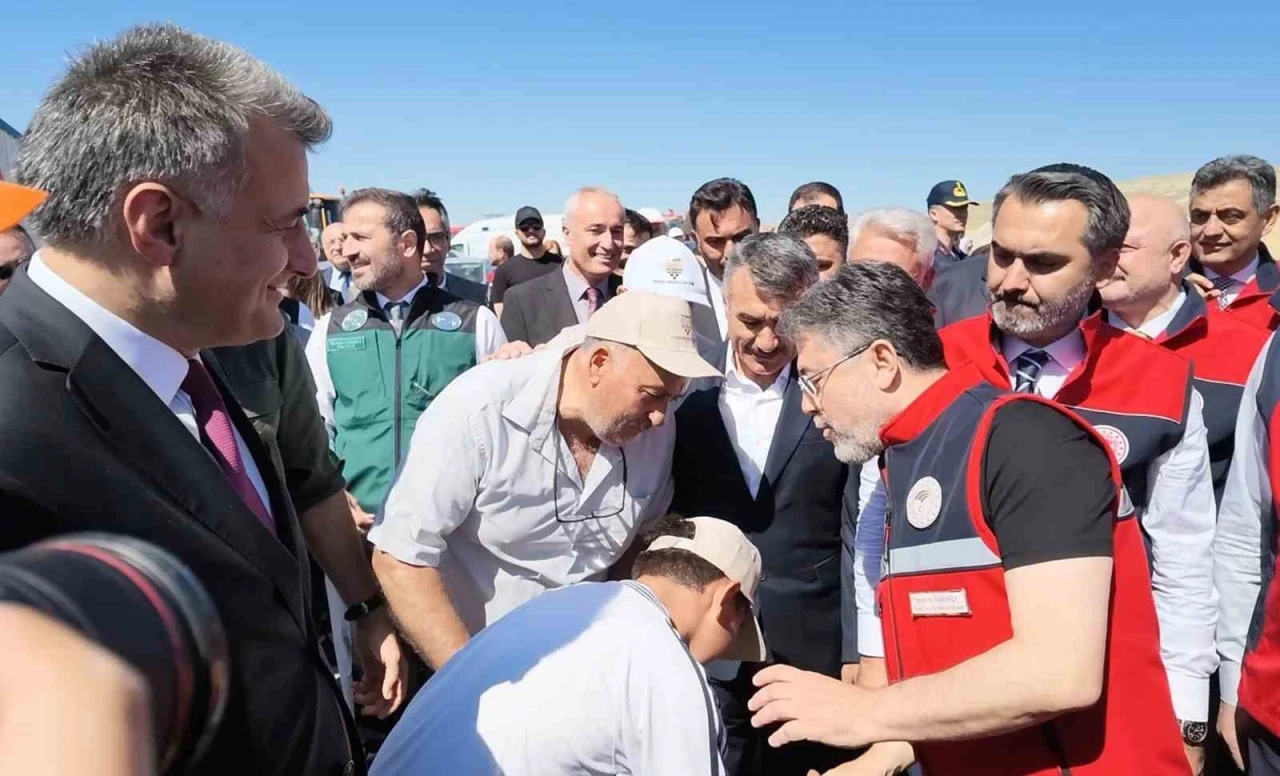 Bakan Yumaklı&rsquo;dan elini &ouml;pmek isteyen &ccedil;ocuğa esprili cevap
