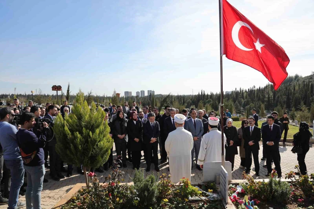Bakan Yumaklı, deprem şehitlerinin kabirlerini ziyaret etti
