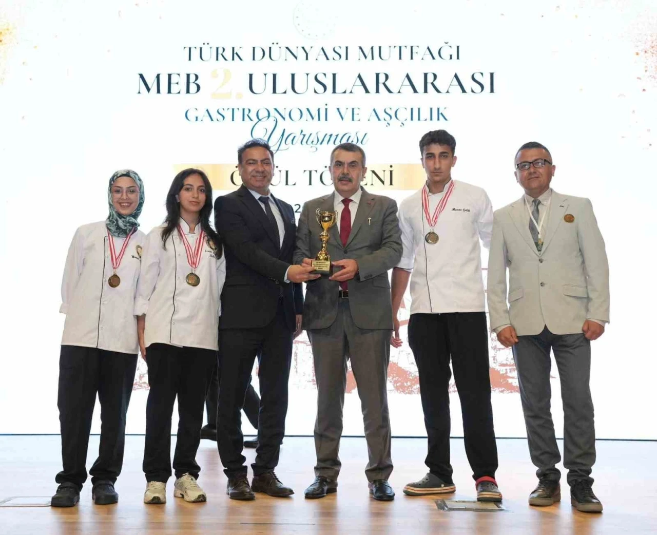 Bakan Yusuf Tekin&rsquo;den &ouml;d&uuml;l, Ayvalık&rsquo;ta davul zurnalı karşılama

