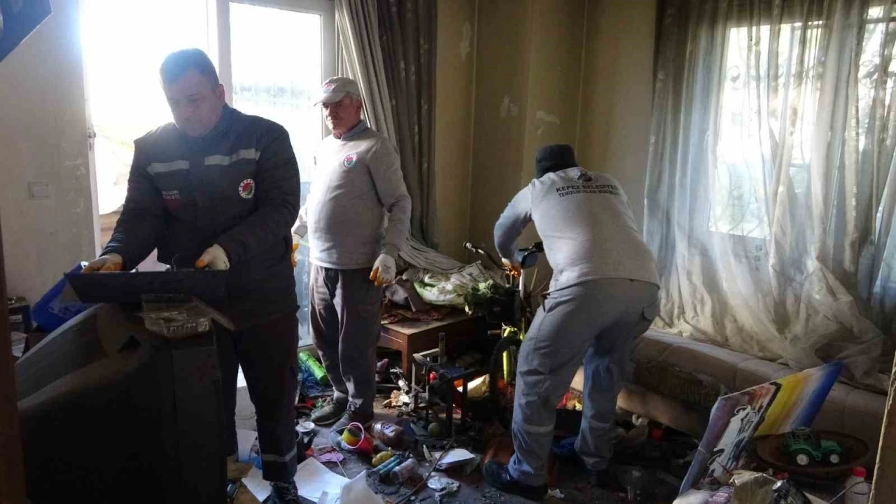 Bakımevine yerleştirilen yaşlı adamın evinden 2 kamyon &ccedil;&ouml;p &ccedil;ıktı
