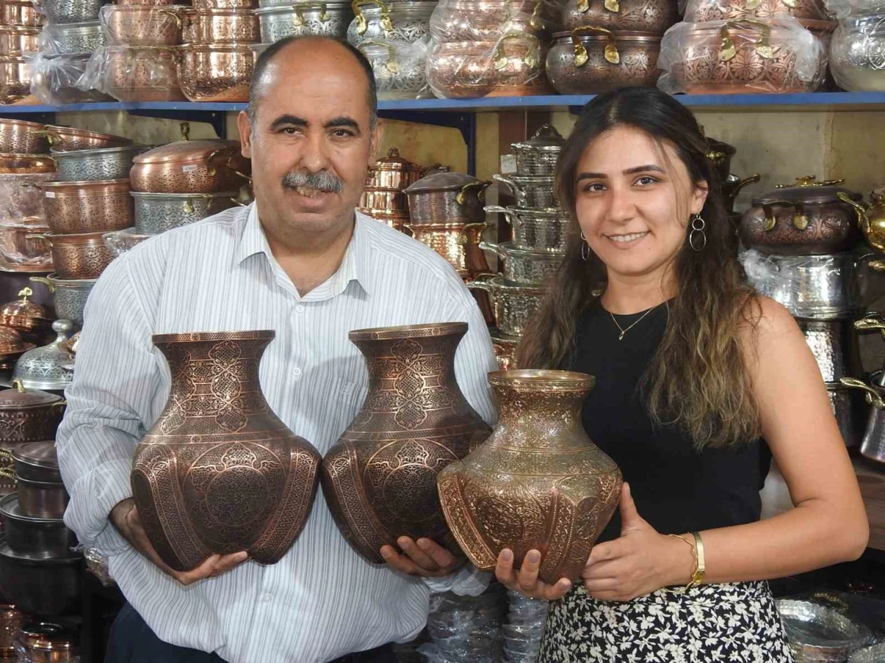 Bakırdan yapılan Hitit vazo takımı fiyatıyla dudak uçuklatıyor

