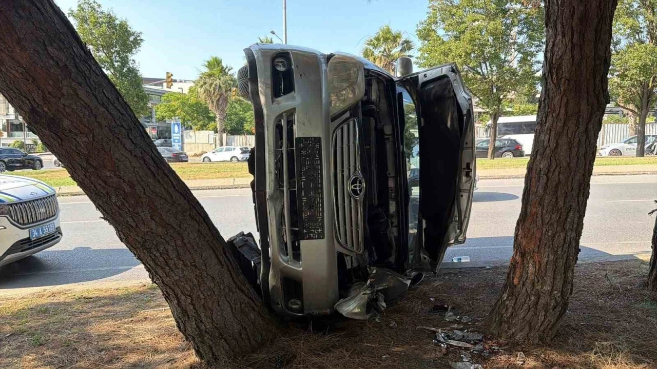 Bakırk&ouml;y&rsquo;de kontrolden &ccedil;ıkan otomobil takla attı: 1 yaralı
