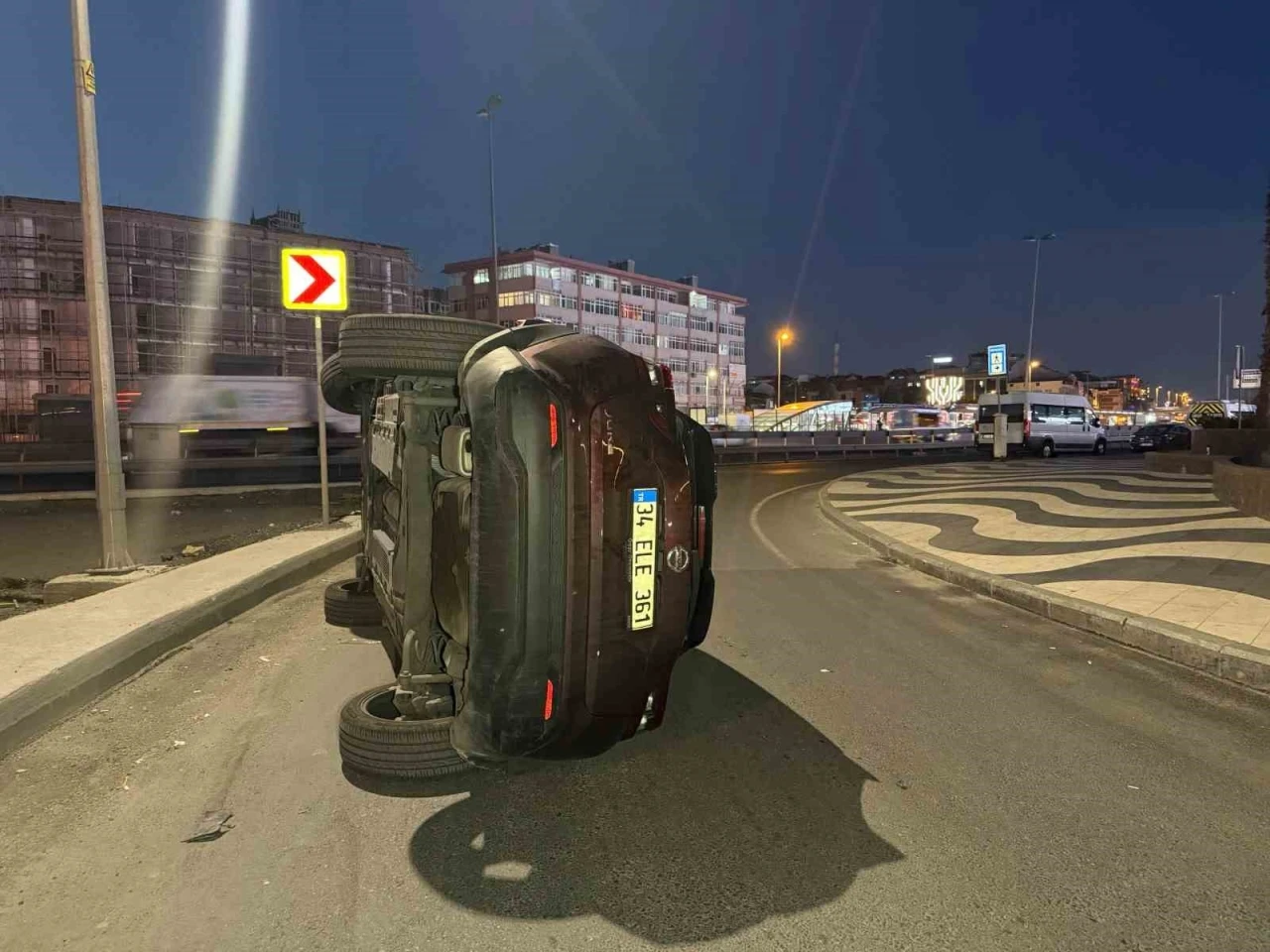 Bakırk&ouml;y&rsquo;de otomobil ref&uuml;je &ccedil;arpıp devrildi: 1 yaralı
