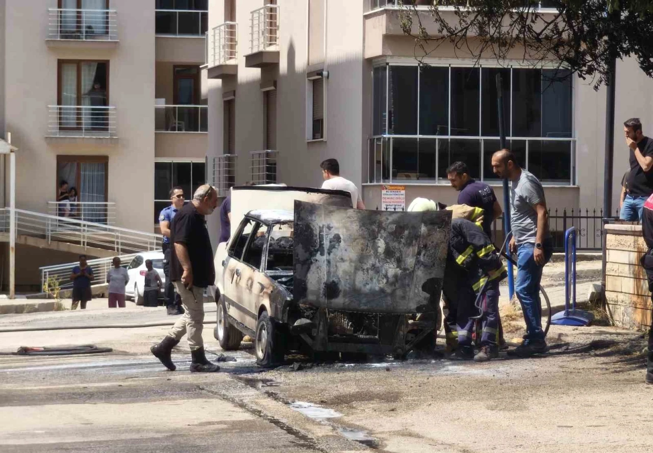 Bakkala gitmek için indi, aracı alevlere teslim oldu

