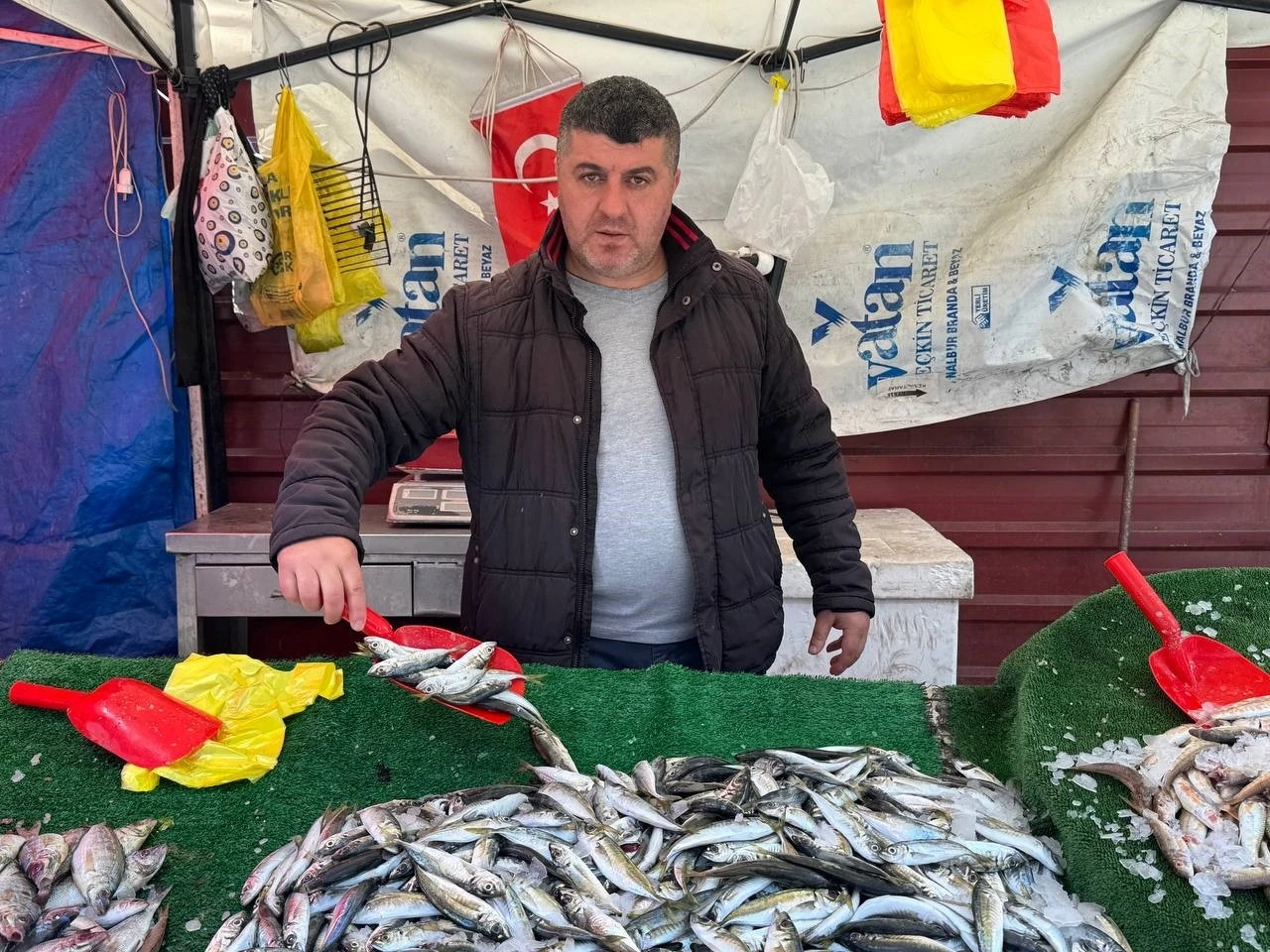 Balık sezonu bitmesine rağmen tezgahlarda hareketlilik sürüyor
