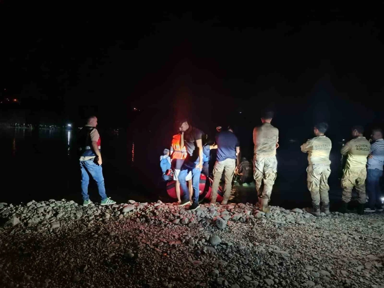 Balık tutmak için nehre giren şahıs akıntıya kapıldı, arama çalışması başlatıldı
