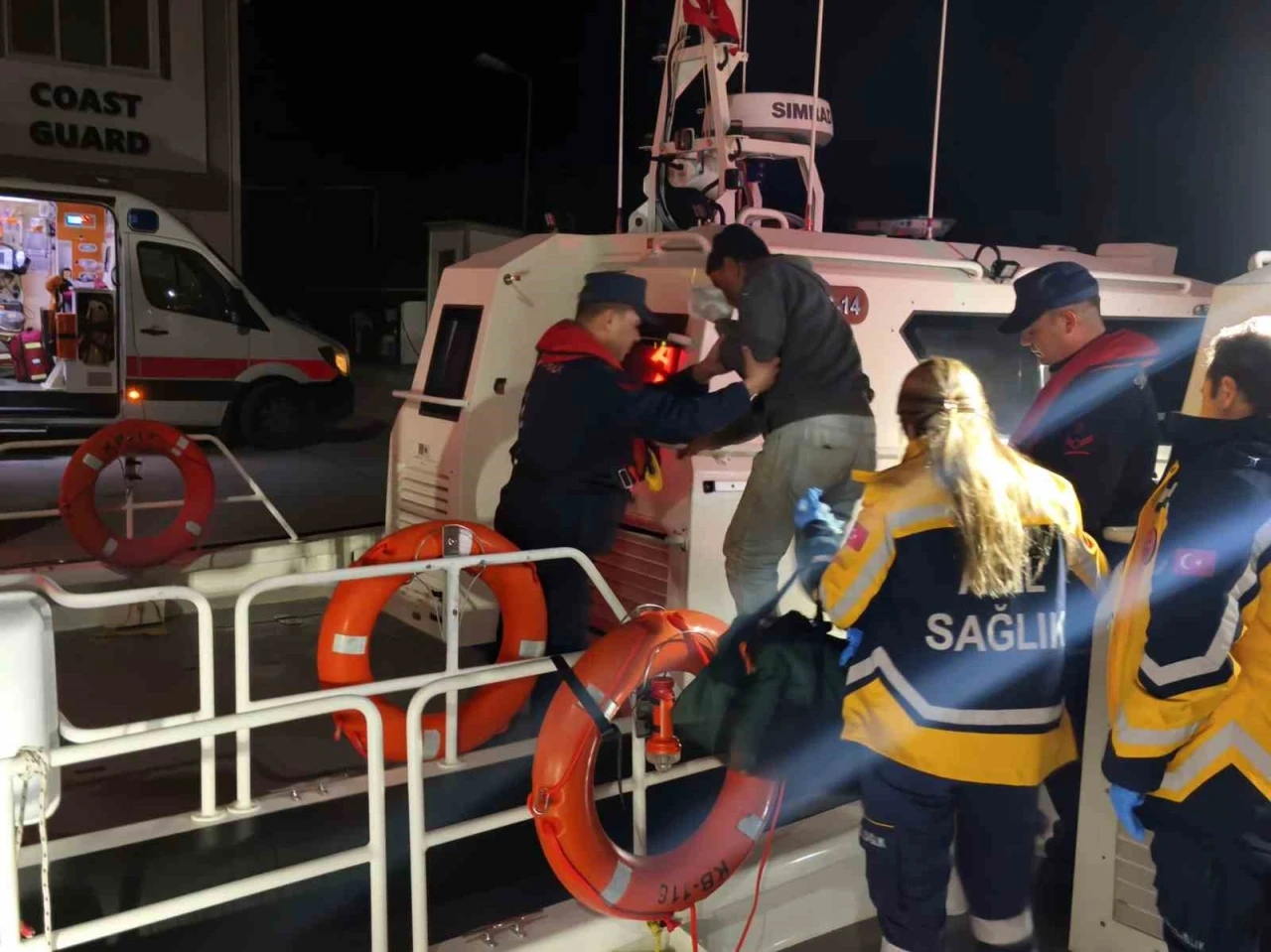 Balık&ccedil;ı teknesinde yaralanan vatandaşa Sahil G&uuml;venlikten tıbbi tahliye
