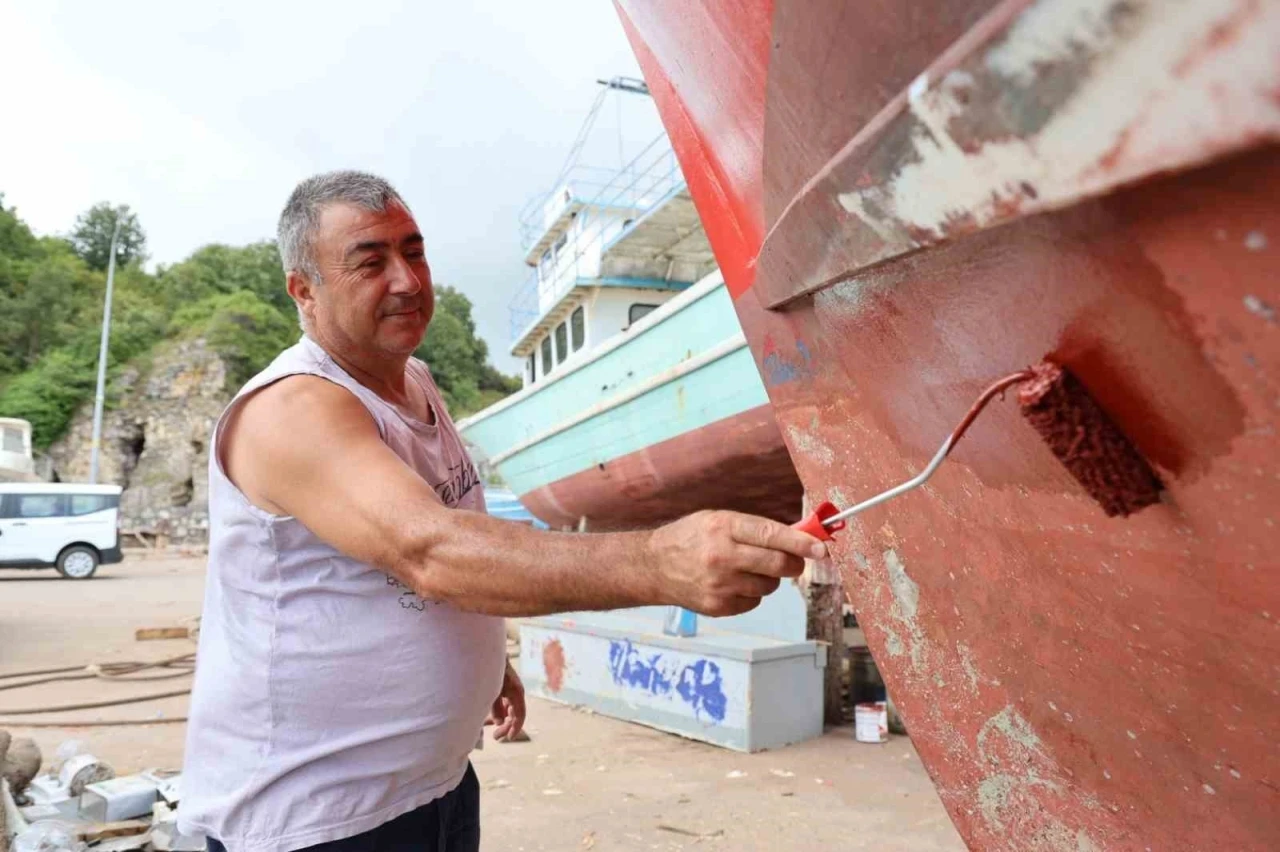 Balıkçılar, teknelerini yeni sezona hazırlıyor

