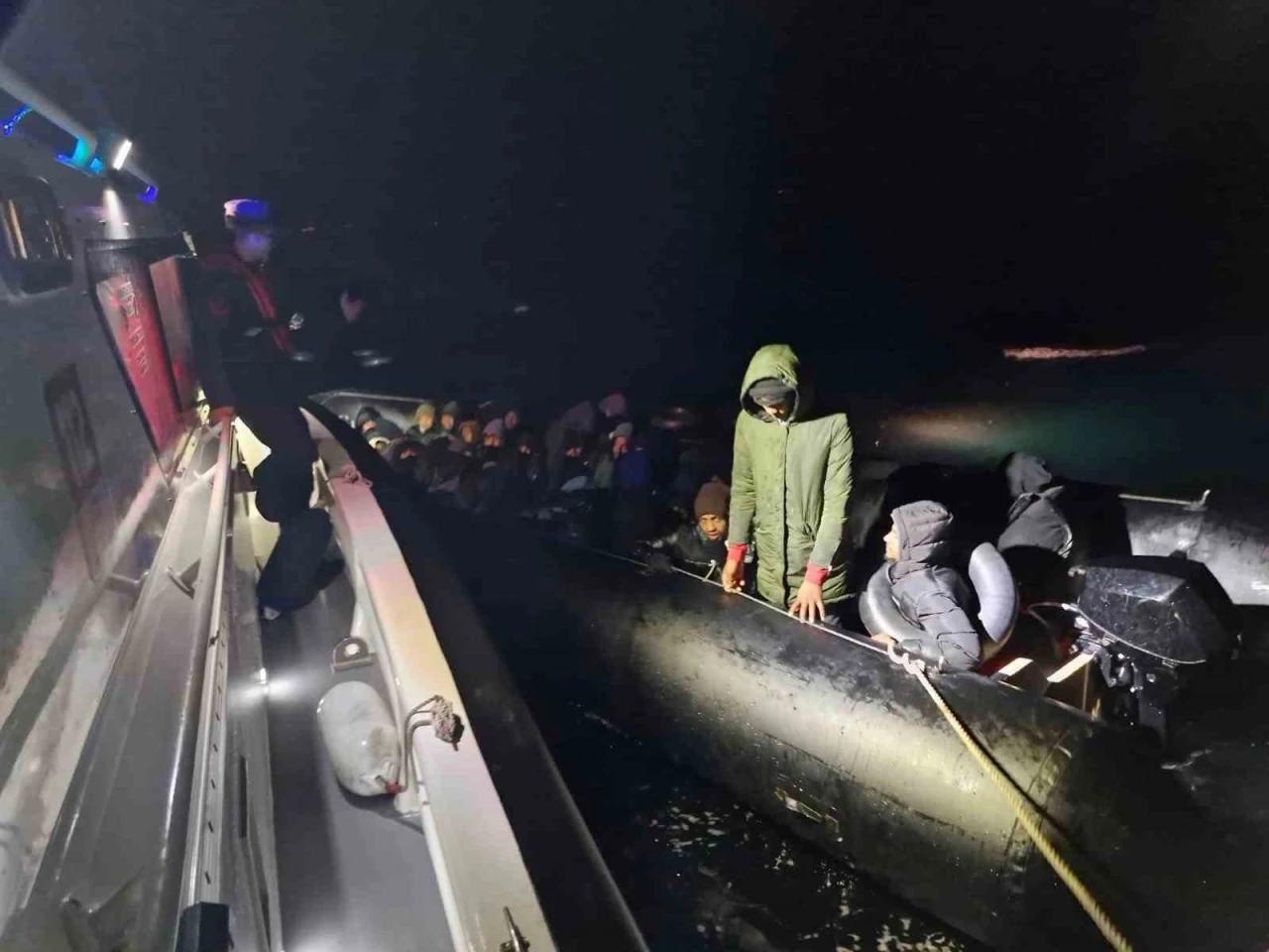 Balıkesir a&ccedil;ıklarında 3&rsquo;&uuml; &ccedil;ocuk 29 g&ouml;&ccedil;men yakalandı
