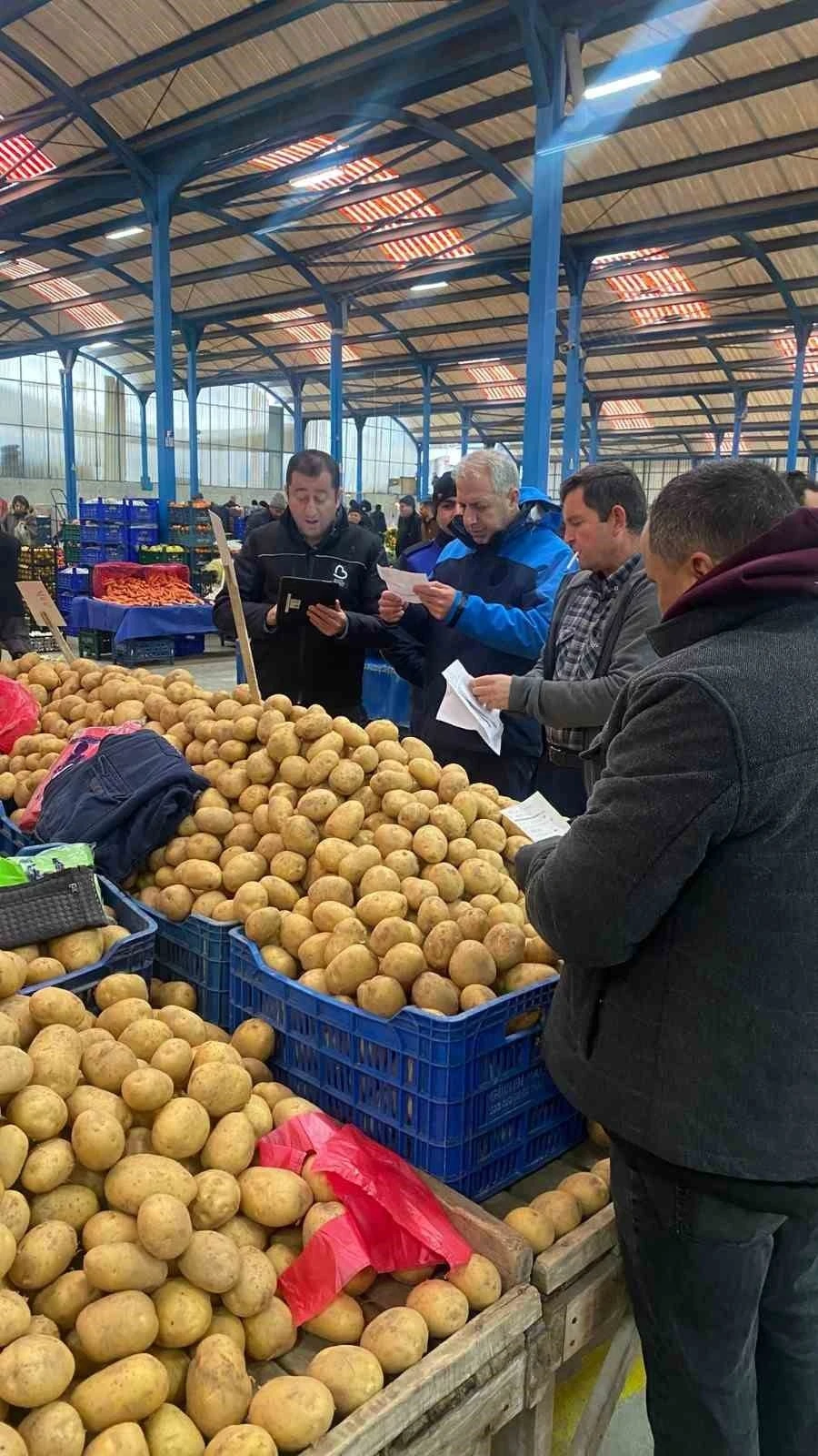 Balıkesir B&uuml;y&uuml;kşehir Belediyesi pazar yerlerini denetliyor
