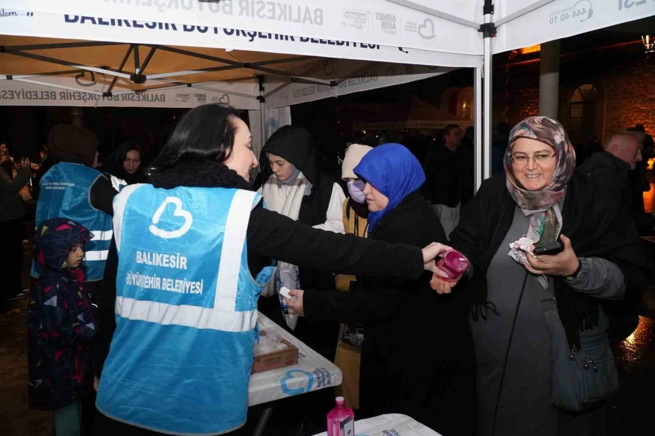 Balıkesir B&uuml;y&uuml;kşehirden 20 il&ccedil;ede kandil ikramı
