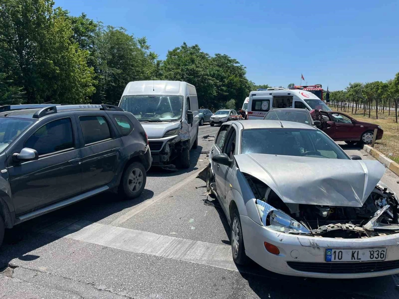Balıkesir&rsquo;de 6 aracın karıştığı zincirleme kaza: 2 yaralı

