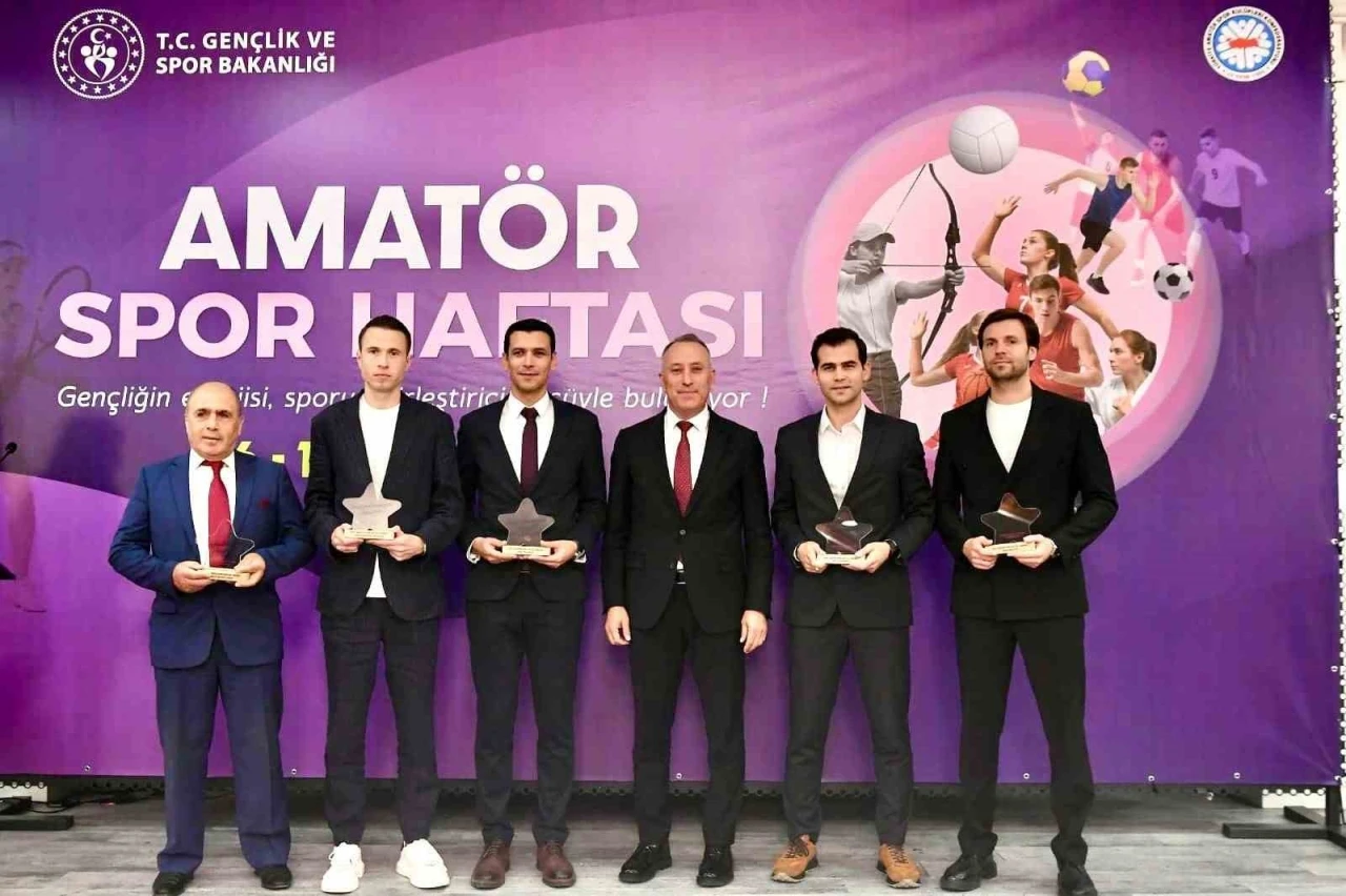 Balıkesir’de Amatör Spor Haftası &quot;Sporun En’leri&quot; ödül töreni ile sona erdi
