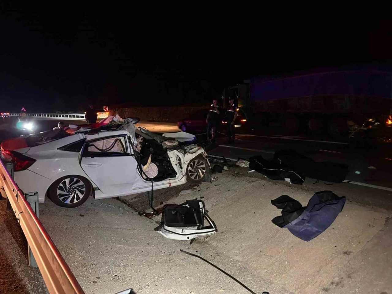 Balıkesir’de arefe günü kazayla başladı: Kamyona çarpan otomobilde 2 kişi hayatını kaybetti
