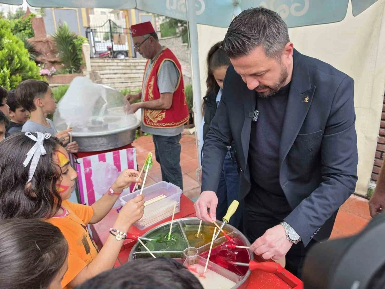 Balıkesir&rsquo;de &ccedil;ocuklara şenlik havasında hediye yağmuru
