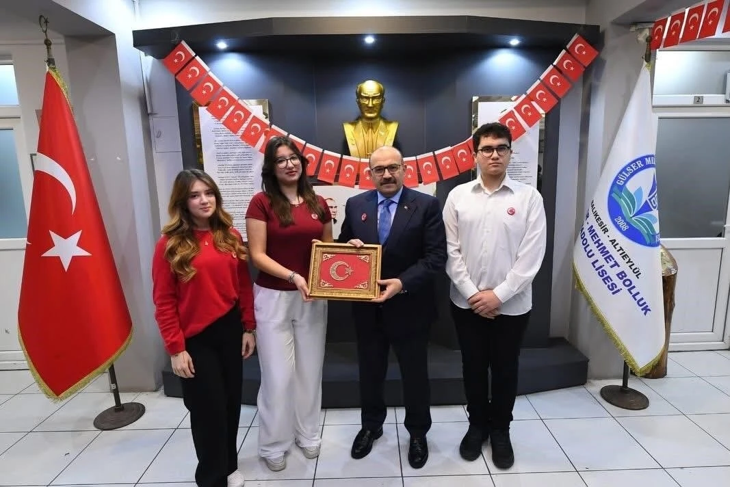 Balıkesir&rsquo;de eğitimde ikinci d&ouml;nem, bayrak sevgisiyle başladı
