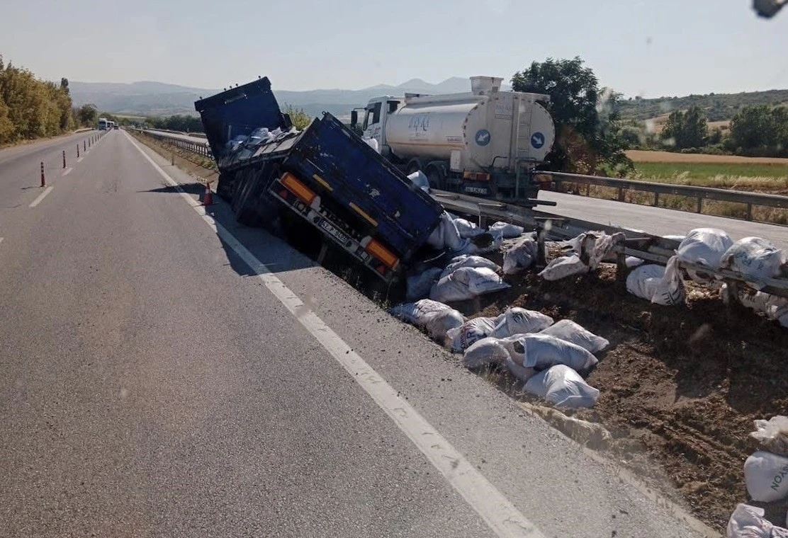 Balıkesir’de kontrolden çıkan tır bariyerlere çarptı
