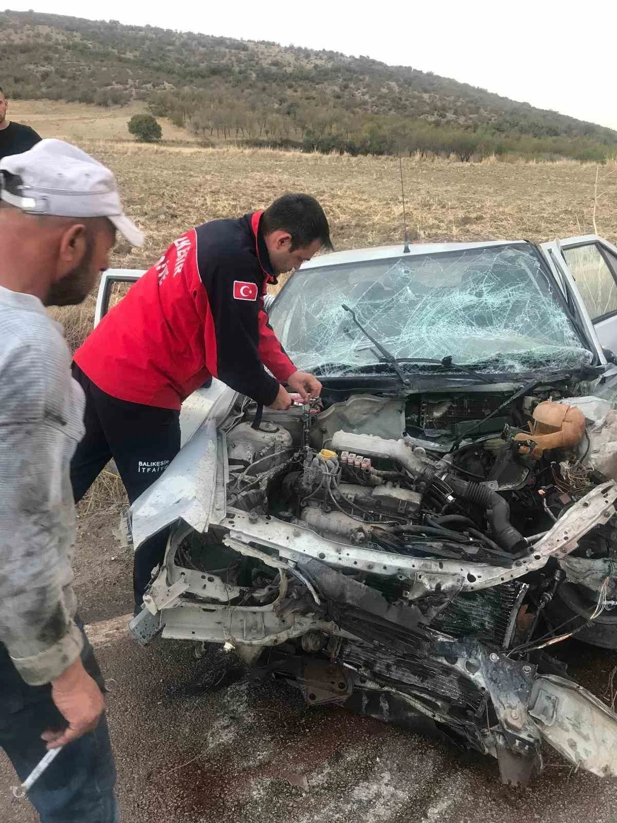Balıkesir’de otomobil ile kamyon çarpıştı; 2 yaralı
