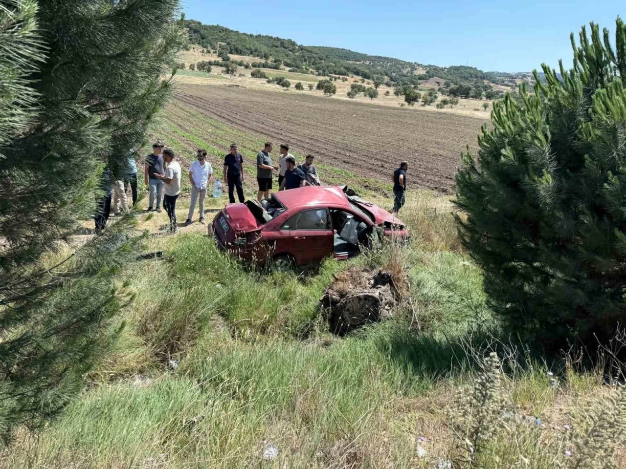 Balıkesir’de otomobil şarampole uçtu: 2 yaralı
